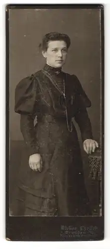 Fotografie Atelier Ehrlich, Dresden, Portrait Frau mit zurückgebundenem Haar im bürgerlichen Kleid
