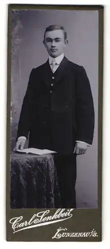 Fotografie Carl Senkbeil, Lunzenau i. / S., Portrait junger Mann mit Krawatte im Anzug