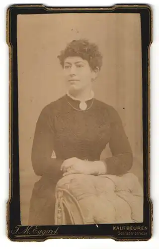 Fotografie F. M. Eggart, Kaufbeuren, Portrait junge Frau mit zusammengebundenem Haar