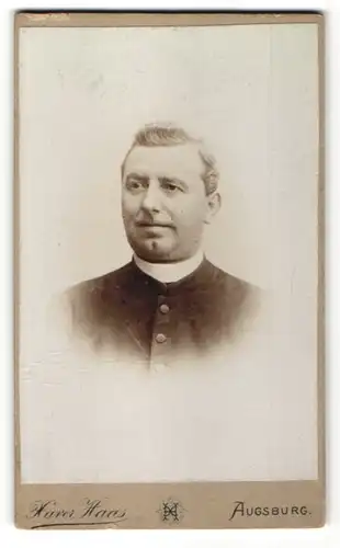 Fotografie Xaver Haas, Augsburg, Portrait Geistlicher mit zeitgenöss. Frisur