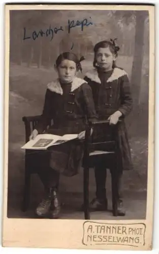Fotografie A. Tanner, Nesselwang, Portrait zwei Mädchen in gleichen Kleider, Schwestern