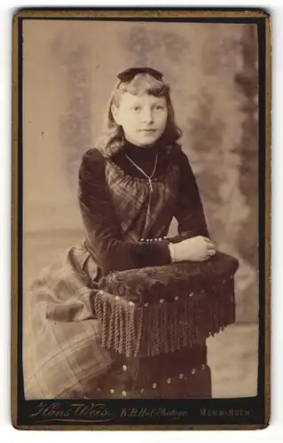 Fotografie Hans Weis, Memmingen, Portrait Mädchen in Kleid mit Kruzifix