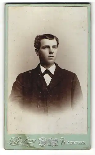 Fotografie F. Grelmer, Wörishofen, Portrait junger Herr mit zeitgenöss. Frisur