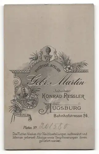 Fotografie Gebr. Martin, Augsburg, Portrait charmantes Fräulein mit Brosche in besticker Bluse