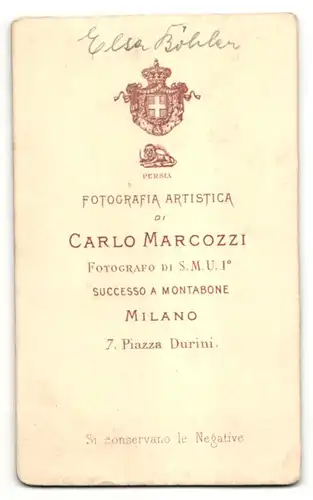 Fotografie Carlo Marcozzi, Milano, Portrait blondes niedliches Mädchen mit Buch und grosser Schleife am Kragen
