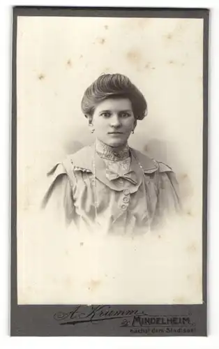 Fotografie A. Krumm, Mindelheim, Portrait charmant blickendes Fräulein mit Ohrringen und Stickerei am Kragen