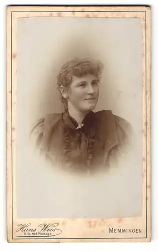 Fotografie Hans Weis, Memmingen, Portrait lächelnde junge Frau mit Brosche