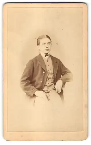 Fotografie Hermann Pfefferle, Lenzkirch, Portrait dunkelhaariger Knabe mit Scheitel im Anzug