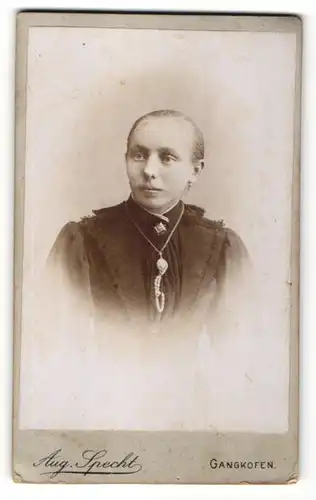 Fotografie Aug. Specht, Gangkofen, Portrait blondes Fräulein mit zurückgekämmtem Haar, Halskette und Brosche