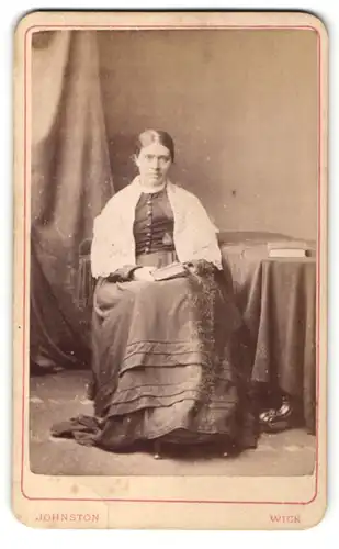 Fotografie A. Johnston, Wick, Portrait charmante ältere Dame mit Buch und Schultertuch
