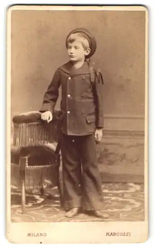 Fotografie Carlo Marcozzi, Milano, Portrait hübscher Junge mit Hut im Anzug