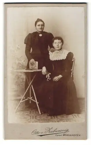 Fotografie Otto v. Zabuesnig, Bad Wörishofen, zwei wunderschöne Damen mit Buch und Blume in eleganten Kleidern