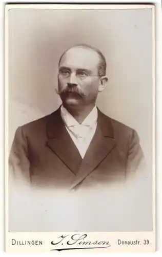 Fotografie J. Simson, Dillingen, Portrait junger Mann mit Halbglatze und Brille