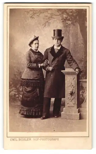 Fotografie Emil Bühler, Mannheim, Portrait charmantes Paar in eleganter Kleidung mit Hut und Zylinder