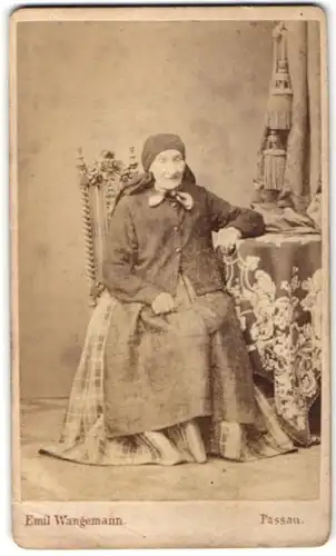 Fotografie Emil Wangemann, Passau, Portrait ältere Dame mit Kopftuch in edler Strickjacke