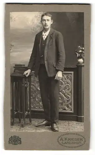Fotografie A. Krieger, Landshut, Portrait junger hübscher Mann mit Hut im eleganten Anzug
