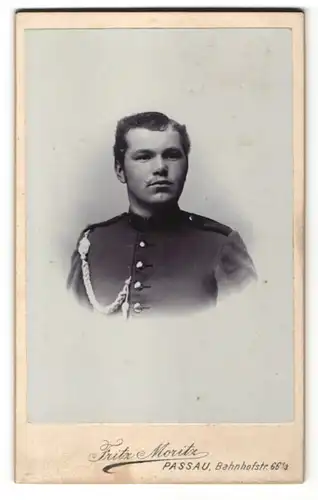 Fotografie Fritz Moritz, Passau, Portrait junger charmanter Soldat in Uniform