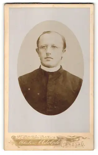 Fotografie Alphons Adolph, Passau, Portrait Pfarrer mit Brille und charmantem Blick
