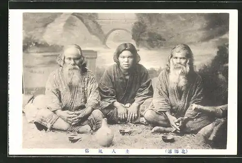 AK Ainu-Männer sitzen und trinken Tee
