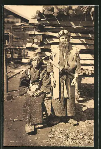 AK Ainu-Paar in traditioneller Kleidung in einem Dorf (Ureinwohner des nördlichen Japans)