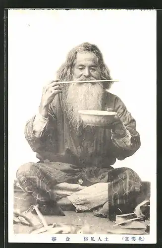 AK Ainu-Mann mit Stäbchen und Suppenteller (Ureinwohner des nördlichen Japans)