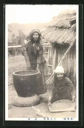 AK Ainu-Frauen bei der Zubereitung einer Mahlzeit in ihrem Dorf (Ureinwohner des nördlichen Japans)