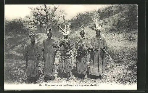 AK Circoncis en costume de représentation, junge Männer nach Beschneidung, afrikanische Volkstypen