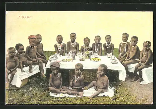 AK Nackte afrikanische Kinder bei einer "Tee-Party", afrikanische Volkstypen