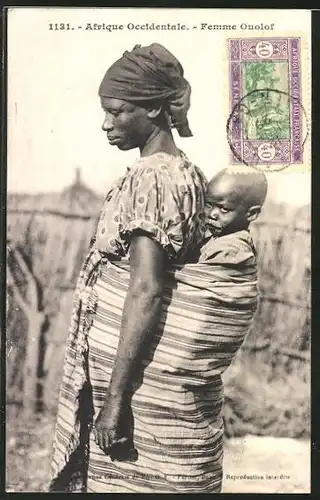 AK Femme Ouolof, Frau mit Kleinkind auf dem Rücken