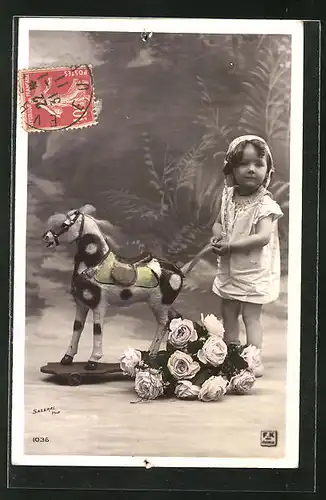AK Kleinkind mit Spielzeugpferd, Schaukelpferd