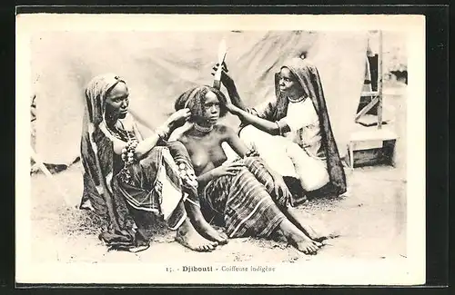 AK Djibouti, Coiffeuse indigène, afrikanische nackte Frau