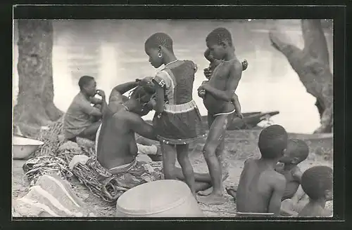 AK Afrikanische nackte Frauen und Kinder sitzen an einem Seeufer