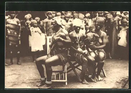 AK Guinea Continental, Mujeres pamues muy del interior del continente, afrikanische nackte Frauen sitzen auf Stühlen