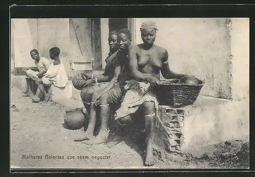 AK afrikanische nackte Frauen sitzen am Strassenrand