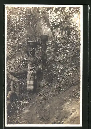 AK afrikanische nackte Frauen transportieren Waren auf dem Kopf durch den Wald