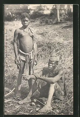 AK Guinée, afrikanische nackte Frau mit ihrem Mann auf dem Feld