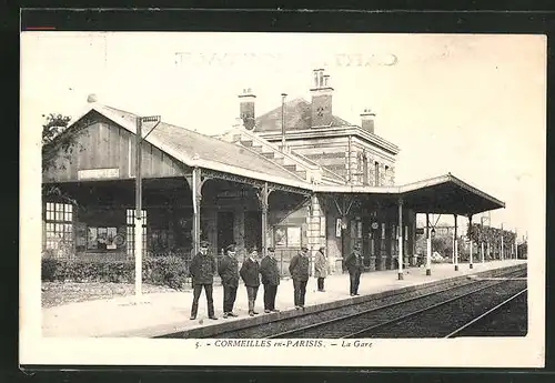AK Cormeilles-en-Parisis, Le Gare, wartende Passagiere am Bahnsteig