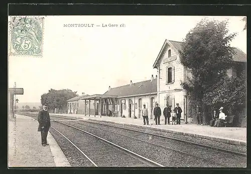 AK Montsoult, La Gare, wartende Passagiere am Bahngleis