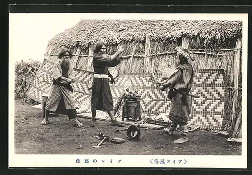AK Ainu, japanische Ureinwohner üben den Kampf mit Schwertern