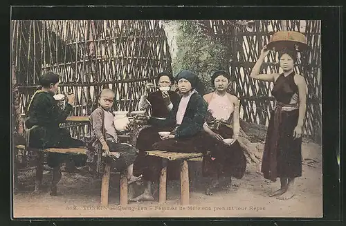 AK Quang-Yen, Femmes de Miliciens prenant leur Repas, Frauen und Kinder aus Tonkin beim Essen