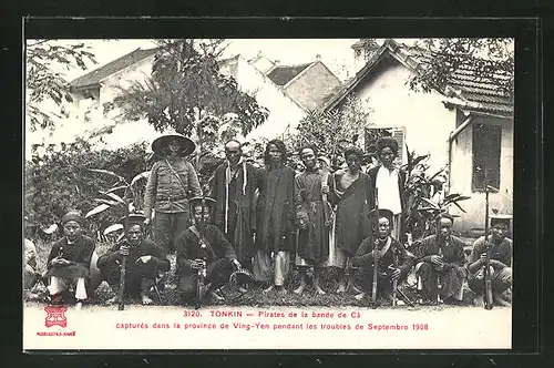 AK Tonkin, Pirates de la bande de Cà, Gefangene Soldaten und Wachen mit dem Kopf eines Enthaupteten, Tonkin 190819