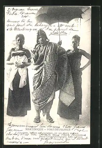 AK Martinique, Fort-de-France, Behanzin Ex-Roi du Dahomey et ses deux Femmes