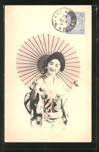 AK Lächelnde Geisha mit Schirm