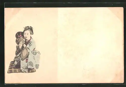 AK Japanerin im Kimono auf einem Kissen