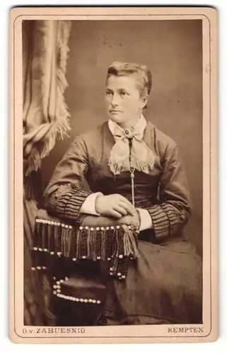 Fotografie O. v. Zabuesnig, Kempten, Portrait junge Frau mit zusammengebundenem Haar