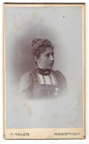 Fotografie A. Adler, Memmingen, Portrait Dame mit zusammengebundenem Haar