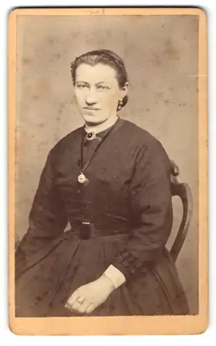 Fotografie Adolf Froelich, Noerdlingen, Portrait Frau in zeitgenöss. Garderobe