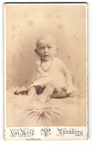 Fotografie Val. Wolf, Nürnberg, Portrait Säugling in Leibchen