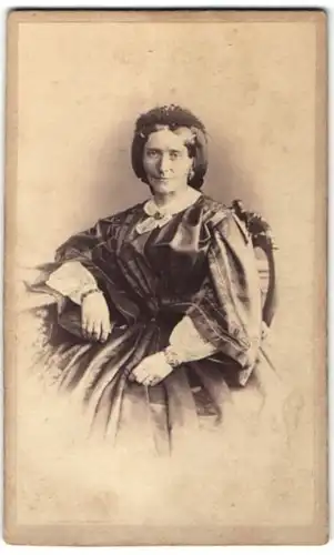 Fotografie August Leisner, Salzbrunn, Portrait Dame in feierlicher Kleidung