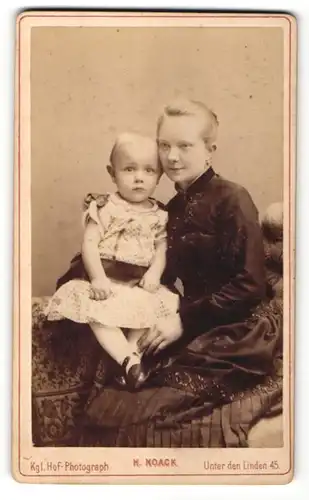 Fotografie H. Noack, Berlin, Portrait blonde junger Mutter mit zurückgebundenem Haar & süsses Mädchen im Kleidchen